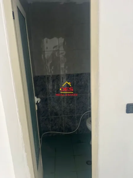 Vlore, jepet me qera ambjent biznesi Kati 0, 42 m² 350 € (Rruga Mato Robi)