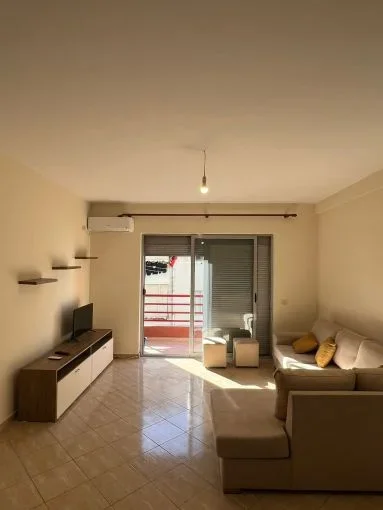 Tirane, jepet me qera apartament 1+1+Aneks+Ballkon Kati 4, 77 m² 450 € (kodra e diellit)