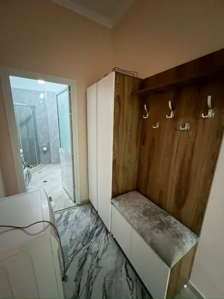 Tirane, jepet me qera apartament 1+1 Kati 2, 85 m² 600 € (SELVIA)