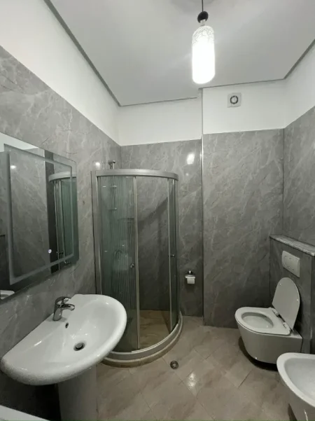 Tirane, jepet me qera apartament 1+1 Kati 2, 85 m² 600 € (SELVIA)