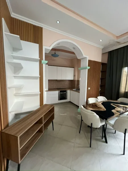 Tirane, jepet me qera apartament 1+1 Kati 2, 85 m² 600 € (SELVIA)