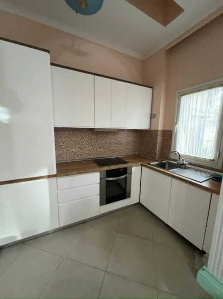 Tirane, jepet me qera apartament 1+1 Kati 2, 85 m² 600 € (SELVIA)