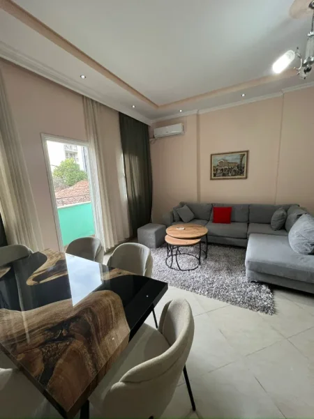 Tirane, jepet me qera apartament 1+1 Kati 2, 85 m² 600 € (SELVIA)