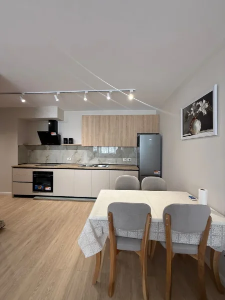Tirane, jepet me qera apartament 1+1 Kati 3, 70 m² 600 € (Kompleksi Kontakt ,Ish Parku)