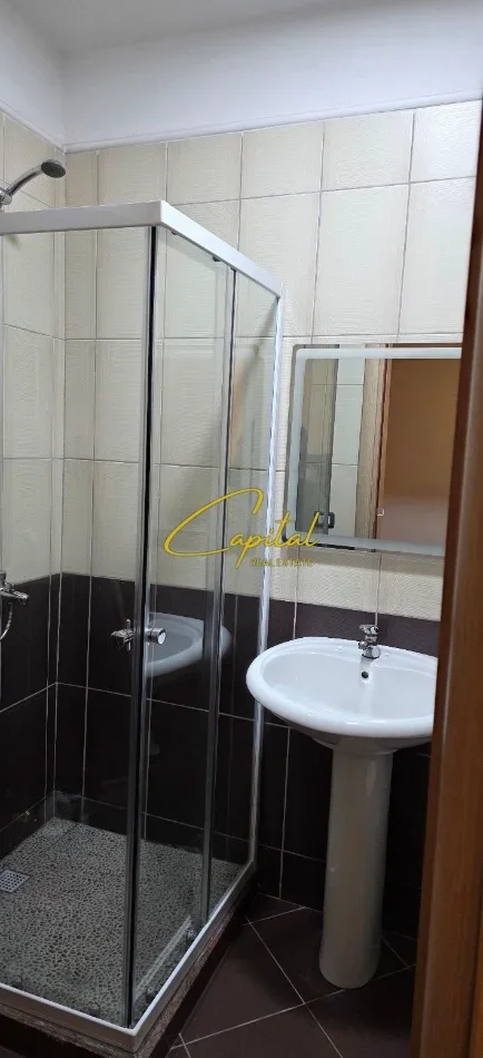 Tirane, jepet me qera apartament 2+1 Kati 6, 120 m² 500 € (KOMBINAT)