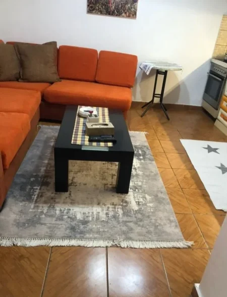 Tirane, jepet me qera apartament 1+1+Aneks+Ballkon Kati 0, 60 m² 500 € (ish blloku , blloku)