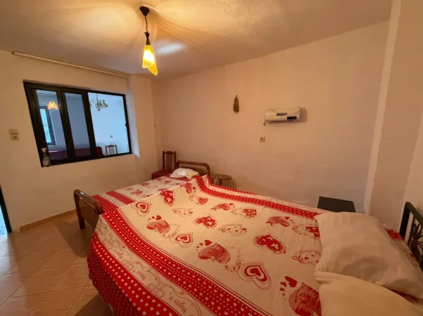 Tirane, jepet me qera shtepi 1+1 Kati 1, 62 m² 300 € (Laprake)