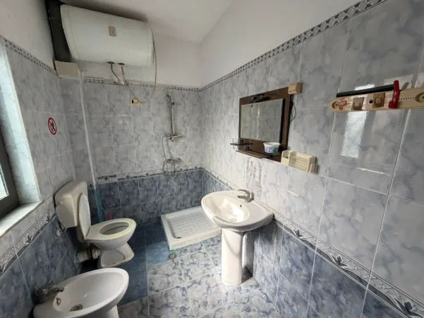 Tirane, jepet me qera shtepi 1+1 Kati 1, 62 m² 300 € (Laprake)