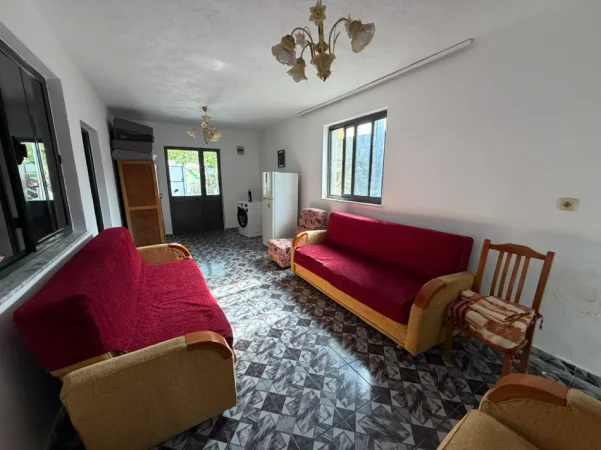 Tirane, jepet me qera shtepi 1+1 Kati 1, 62 m² 300 € (Laprake)