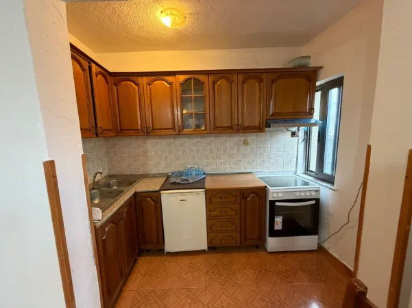 Tirane, jepet me qera shtepi 1+1 Kati 1, 62 m² 300 € (Laprake)