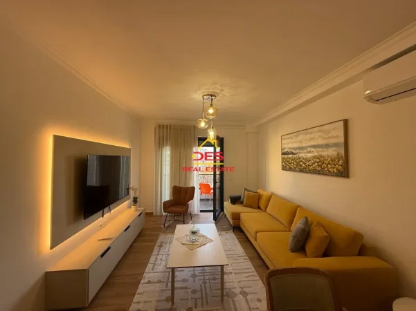 Vlore, jepet me qera apartament 2+1+Ballkon Kati 7, 90 m² 700 € (Rruga Lef Sallata)