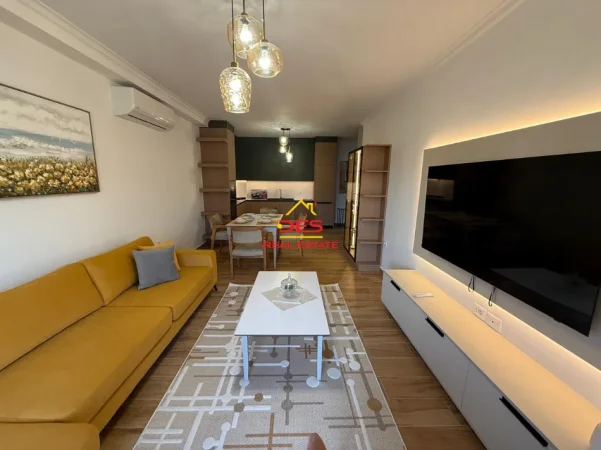 Vlore, jepet me qera apartament 2+1+Ballkon Kati 7, 90 m² 700 € (Rruga Lef Sallata)
