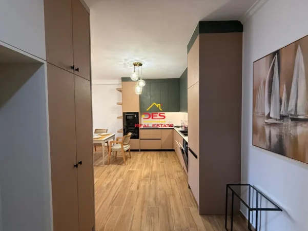 Vlore, jepet me qera apartament 2+1+Ballkon Kati 7, 90 m² 700 € (Rruga Lef Sallata)