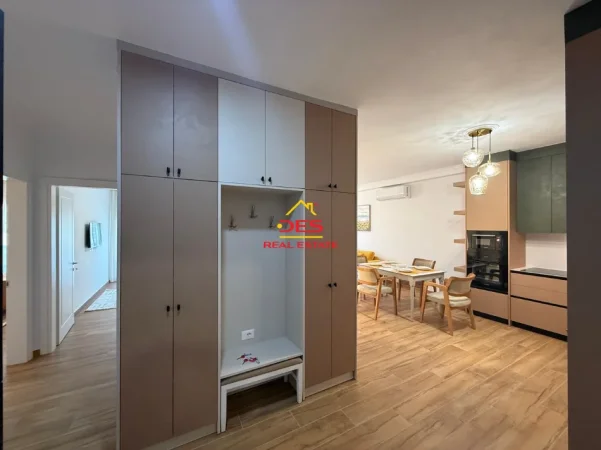 Vlore, jepet me qera apartament 2+1+Ballkon Kati 7, 90 m² 700 € (Rruga Lef Sallata)