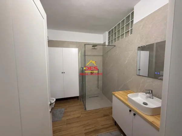 Vlore, jepet me qera apartament 2+1+Ballkon Kati 7, 90 m² 700 € (Rruga Lef Sallata)