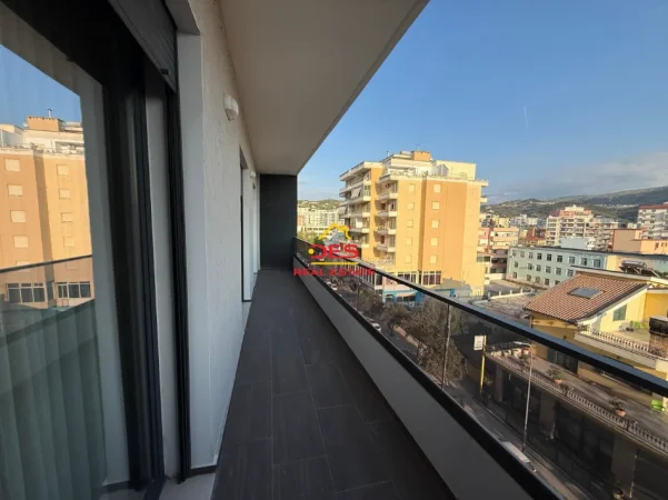 Vlore, jepet me qera apartament 2+1+Ballkon Kati 7, 90 m² 700 € (Rruga Lef Sallata)