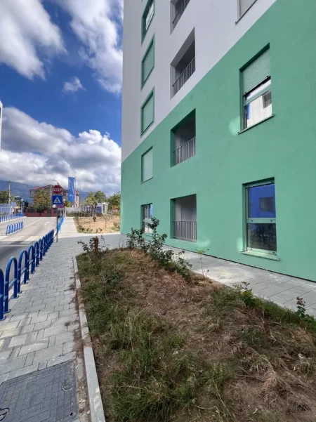 Tirane, jepet me qera dyqan Kati 0, 216 m² 3.000 € (ALI DEMI)