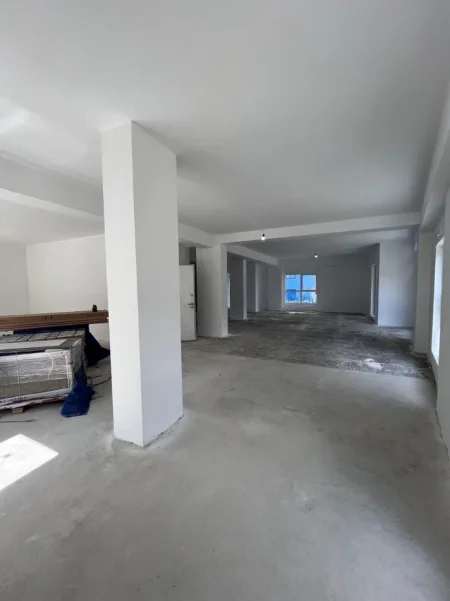 Tirane, jepet me qera dyqan Kati 0, 216 m² 3.000 € (ALI DEMI)