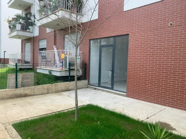 Tirane, jepet me qera dyqan Kati 0, 28 m² 260 € (astir)