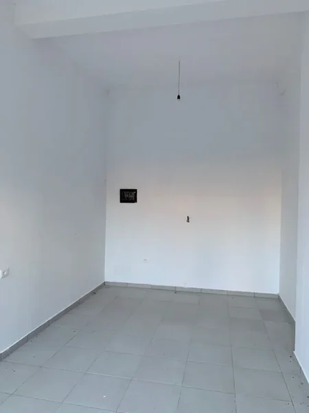 Tirane, jepet me qera dyqan Kati 0, 28 m² 260 € (astir)