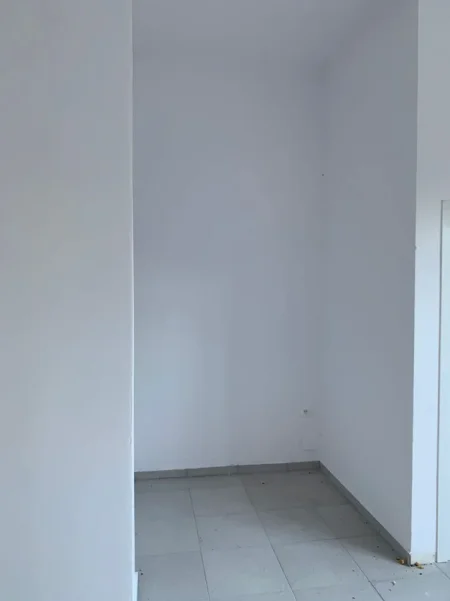 Tirane, jepet me qera dyqan Kati 0, 28 m² 260 € (astir)