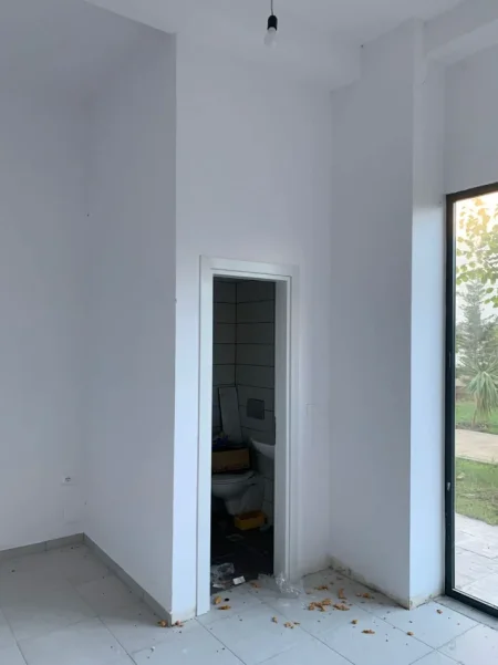 Tirane, jepet me qera dyqan Kati 0, 28 m² 260 € (astir)