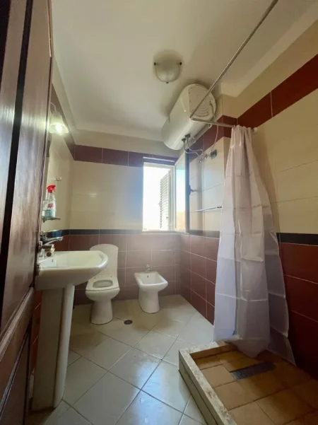 Tirane, jepet me qera apartament 1+1+Aneks+Ballkon Kati 4, 65 m² 450 € (Rruga Hodo Beg)