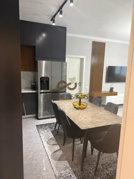 Tirane, jepet me qera apartament 2+1+Ballkon Kati 4, 120 m² 700 € (teg)