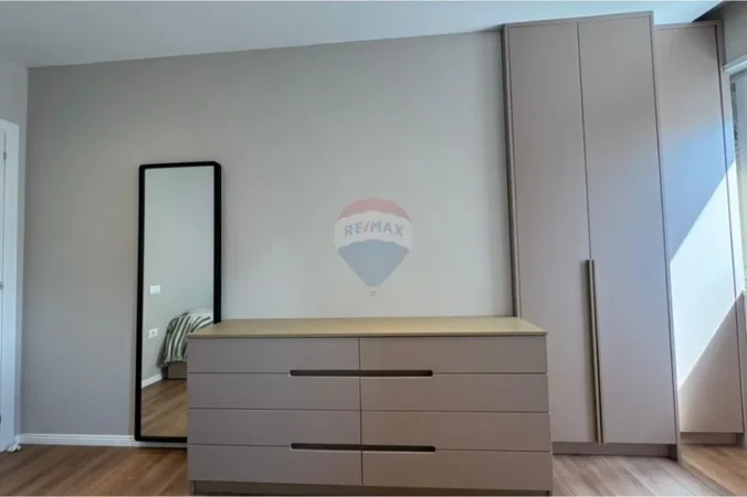 Tirane, jepet me qera apartament 2+1 Kati 4, 89 m² 1.000 €