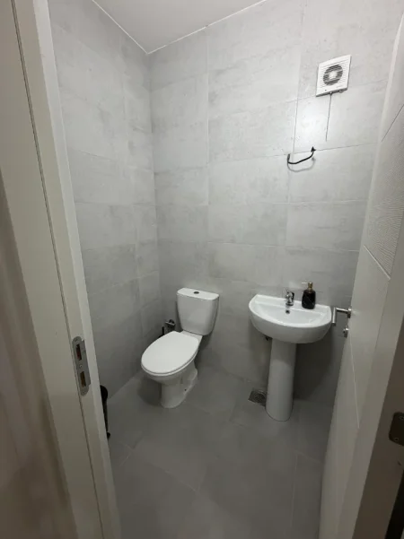 Prishtine, jepet me qera Kati 5, 83 m² 450 € (Tophane Rruga Lidhja e lezhes)
