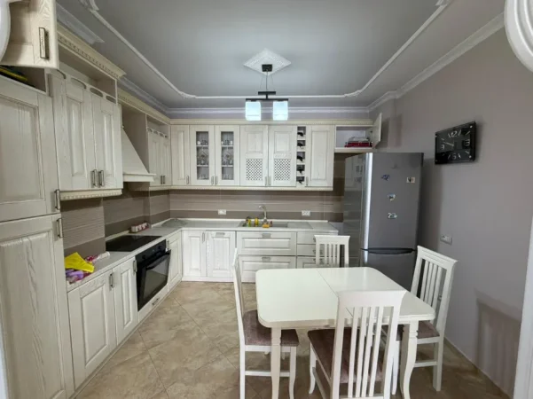 Tirane, jepet me qera apartament 2+1 Kati 5, 700 € (Ali Demi)