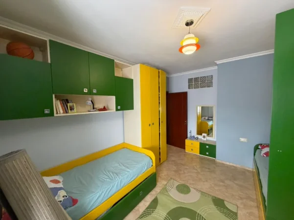 Tirane, jepet me qera apartament 2+1 Kati 5, 700 € (Ali Demi)