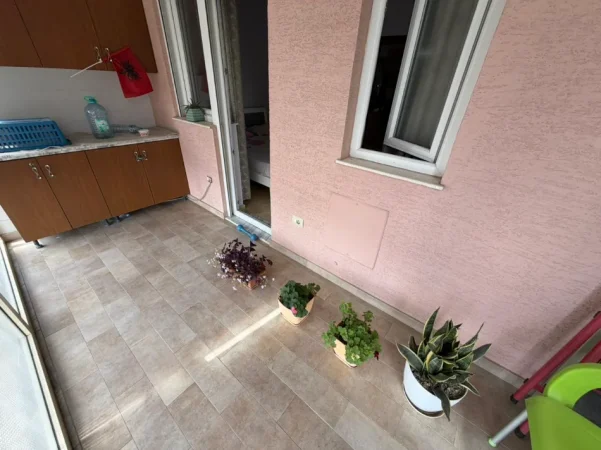 Tirane, jepet me qera apartament 2+1 Kati 5, 700 € (Ali Demi)