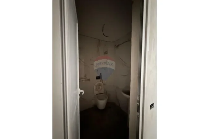 Tirane, jepet me qera ambjent biznesi Kati 2, 38 m² 650 € 