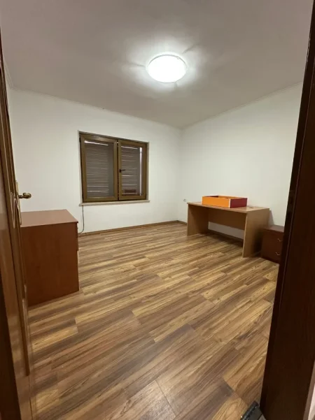 Tirane, jepet me qera zyre Kati 2, 106 m² 1.000 € (SHESHI WILLSON)
