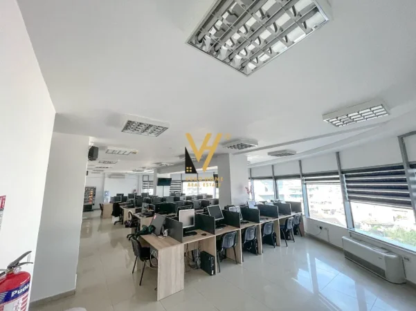 Tirane, jepet me qera zyre Kati 5, 300 m² 2.800 € (KOMPLEKSI HALILI, SELVIA)