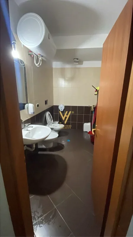 Tirane, jepet me qera zyre Kati 5, 300 m² 2.800 € (KOMPLEKSI HALILI, SELVIA)