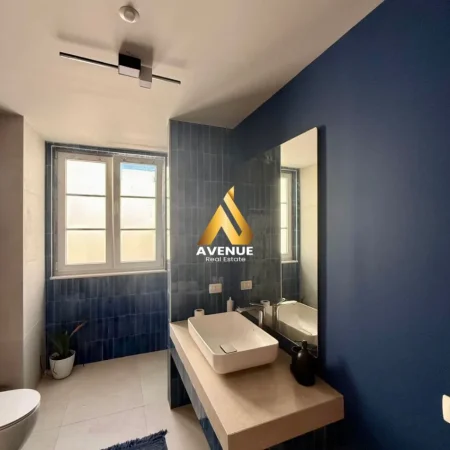 Tirane, jepet me qera 2+1 Kati 2, 180 m² 1.100 € (porta e gjelber)