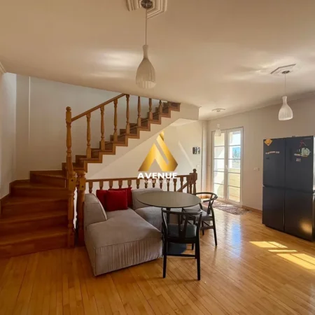 Tirane, jepet me qera 2+1 Kati 2, 180 m² 1.100 € (porta e gjelber)