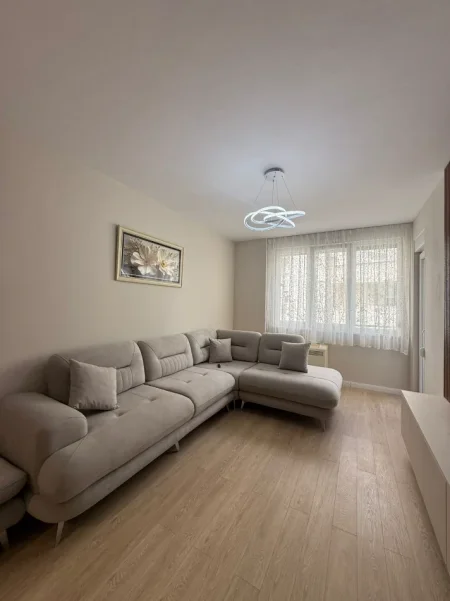 Tirane, jepet me qera apartament 1+1 Kati 3, 70 m² 600 € (rruga e kavajes , 21 dhjetori)