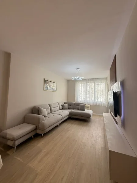 Tirane, jepet me qera apartament 1+1 Kati 3, 70 m² 600 € (ish parku i autobusave)