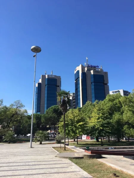 Tirane, jepet me qera zyre Kati 10, 110 m² 2.500 € (BULEVARDI DESHMORET E KOMBIT)