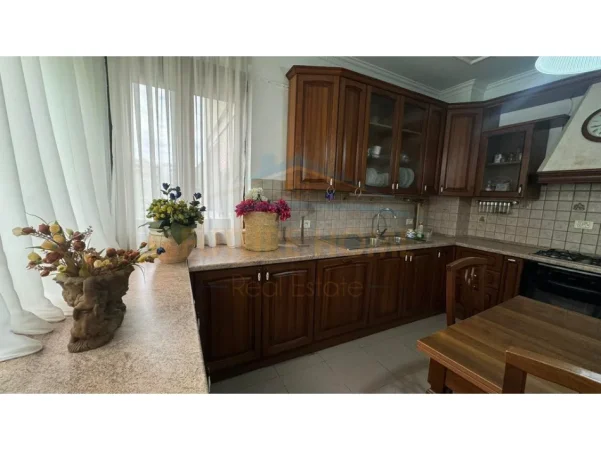 Tirane, jepet me qera apartament 2+1 Kati 7, 118 m² 1.200 € (Bllok)