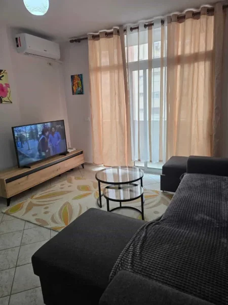 Tirane, jepet me qera apartament 1+1 Kati 3, 65 m² 580 € (Rruga Medar Shtylla)