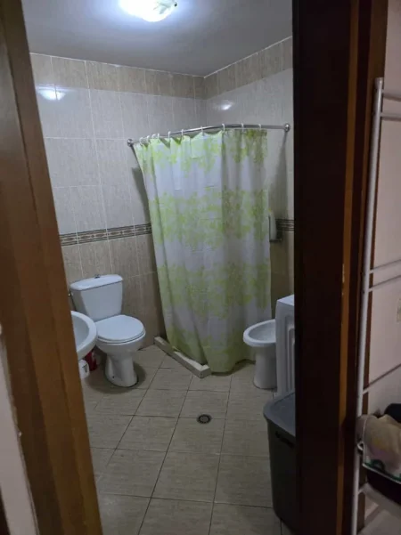 Tirane, jepet me qera apartament 1+1 Kati 3, 65 m² 580 € (Rruga Medar Shtylla)