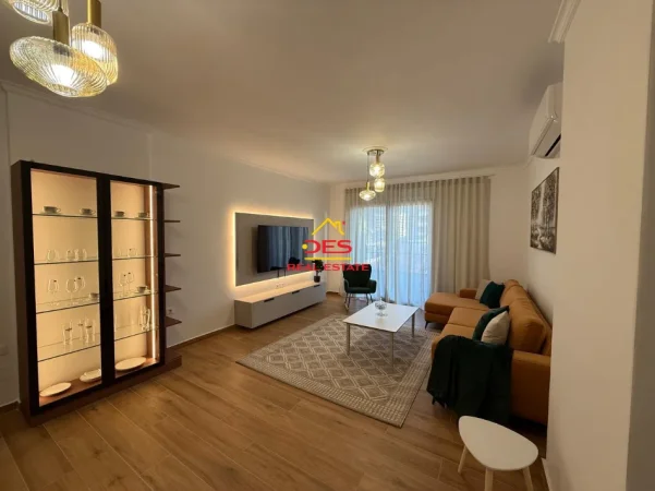 Vlore, jepet me qera apartament 2+1+Ballkon Kati 7, 90 m² 750 € (Rruga Lef Sallata)