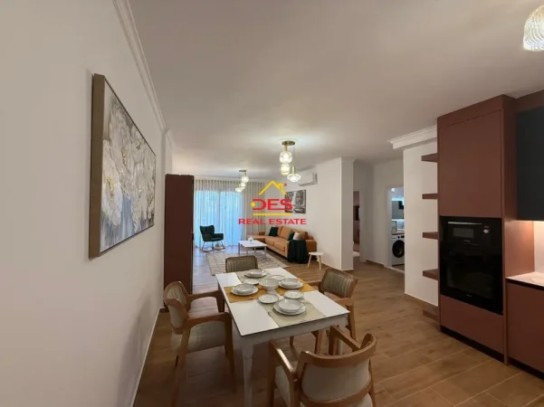 Vlore, jepet me qera apartament 2+1+Ballkon Kati 7, 90 m² 750 € (Rruga Lef Sallata)