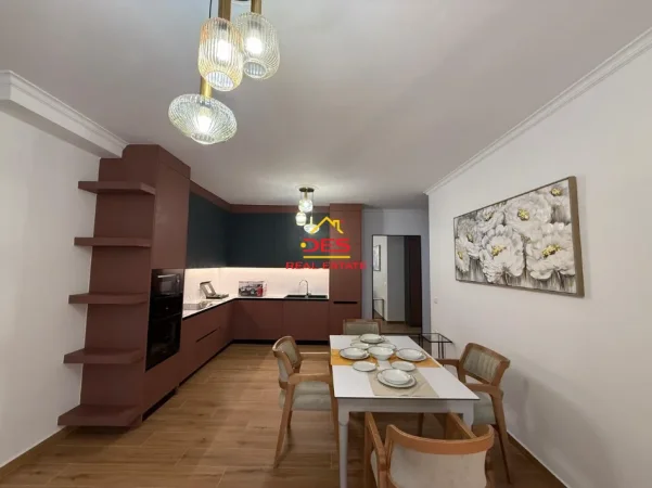 Vlore, jepet me qera apartament 2+1+Ballkon Kati 7, 90 m² 750 € (Rruga Lef Sallata)