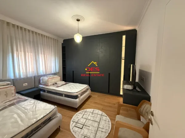 Vlore, jepet me qera apartament 2+1+Ballkon Kati 7, 90 m² 750 € (Rruga Lef Sallata)