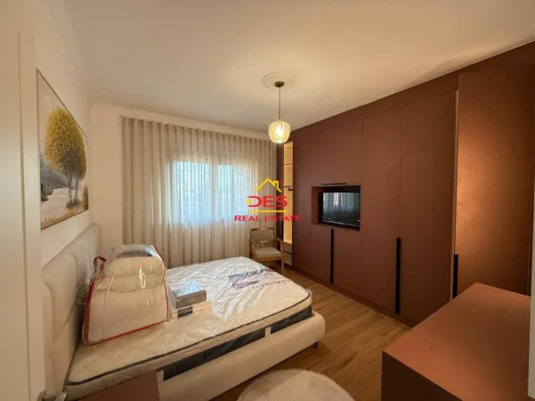 Vlore, jepet me qera apartament 2+1+Ballkon Kati 7, 90 m² 750 € (Rruga Lef Sallata)
